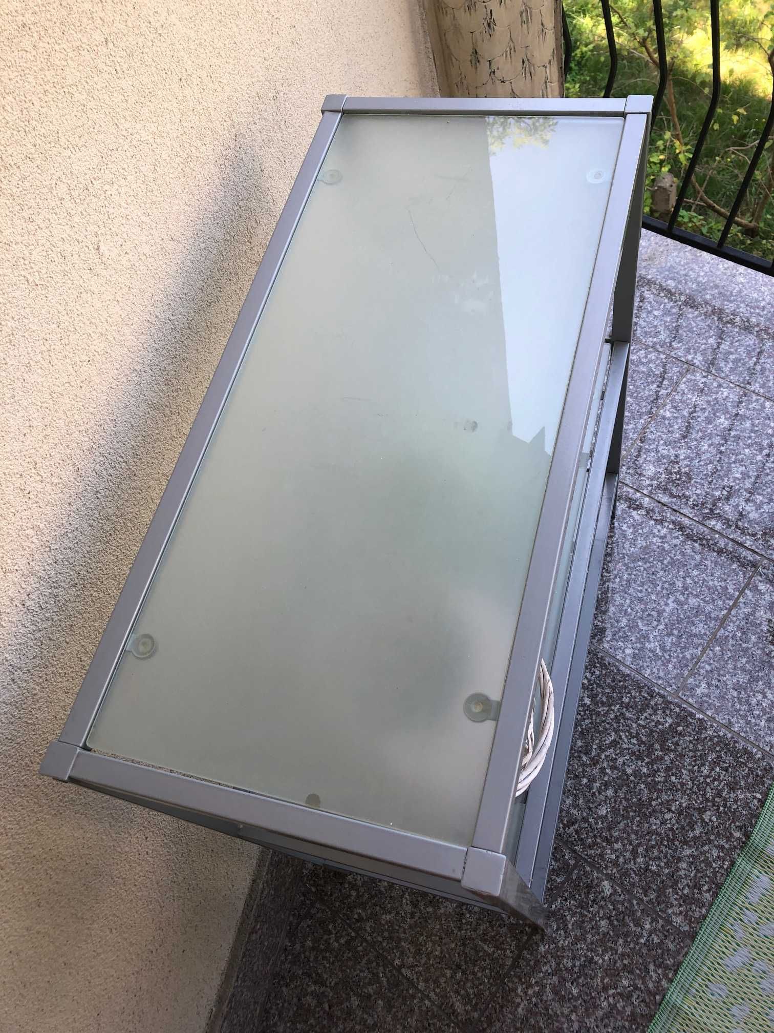 Minimalistyczny regał szklano-aluminiowy szkło matowe JYSK neo design