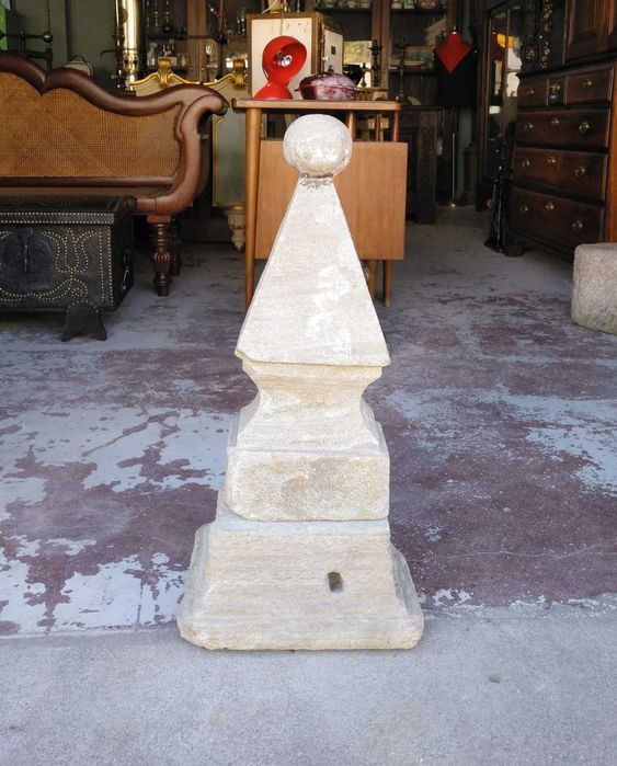 Antigo topo final em pedra de xisto