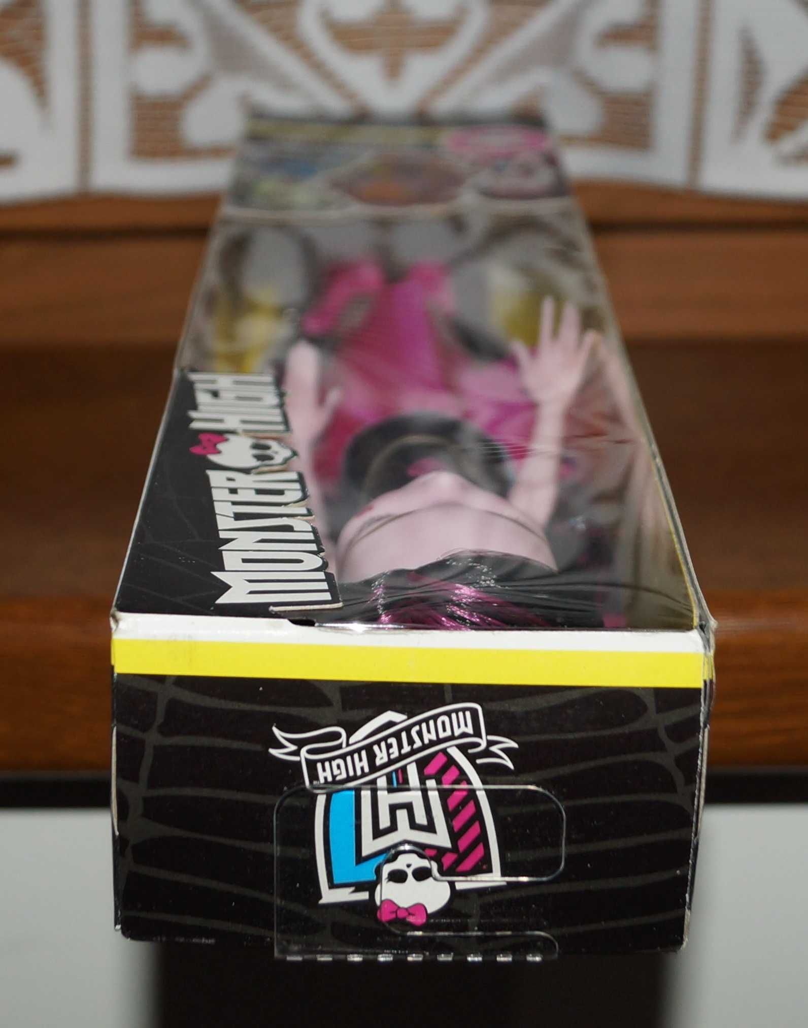 Monster High DRACULAURA lalka cheerleaderka NOWA Mattel MH DNV67
