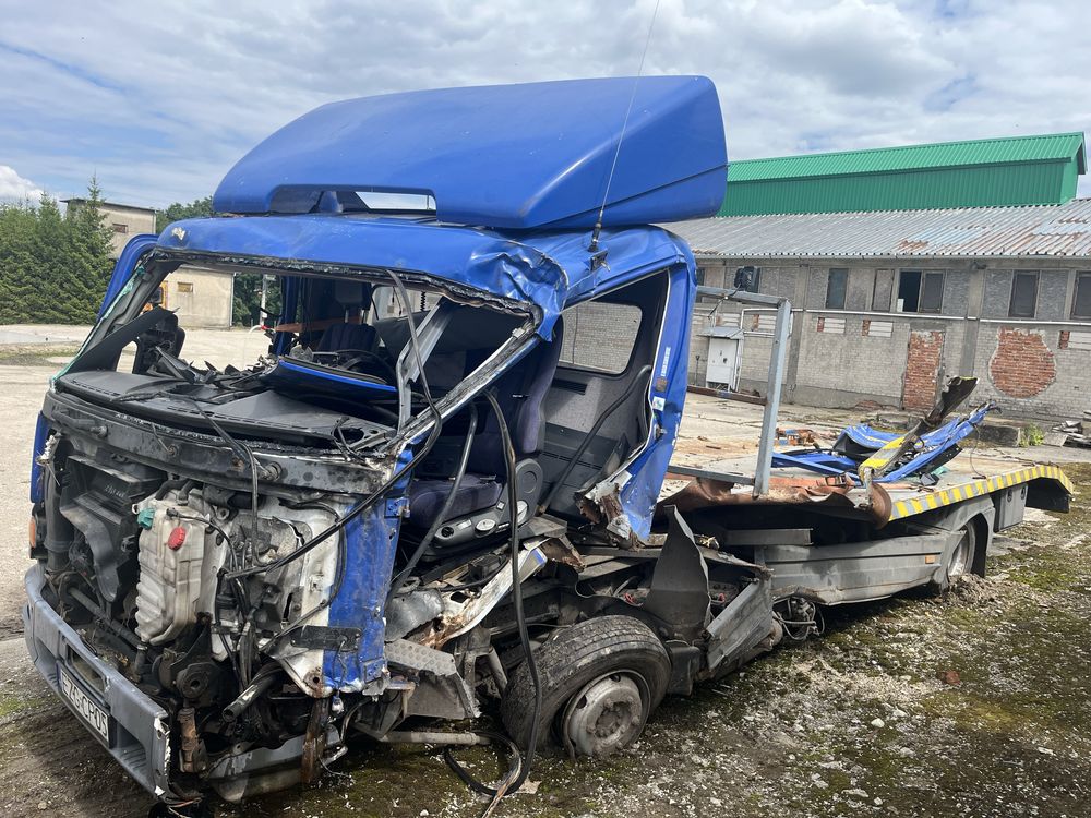 Powypadkowy mercedes atego 817 laweta z 2001 r