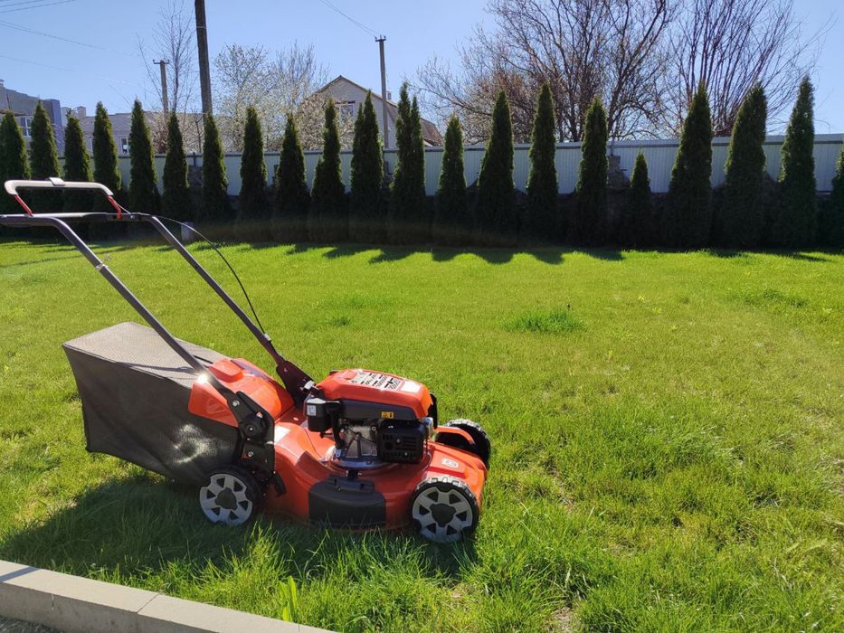 Професійний догляд за садом та ландшафтні роботи під ключ.