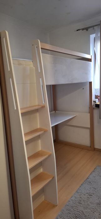 Łóżko piętrowe z biurkiem i materacem
