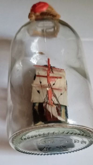 Barco dentro de garrafa.