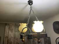 Drewniana lampa z okuciami metalowymi i łańcuchem, antyki 1985r prl