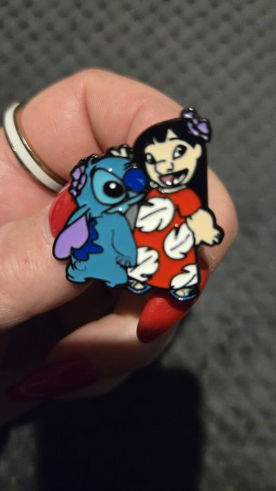 Przypinka Stitch z przyjaciólką..