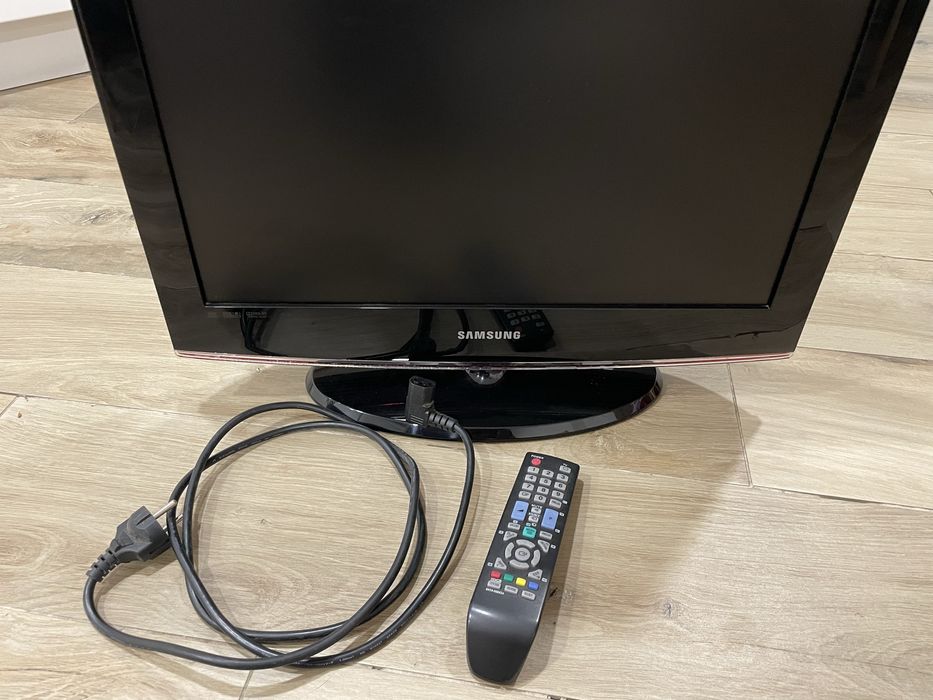 TV Samsung 22” – Modelo LE22B450C4W – Impecável + Comando Original