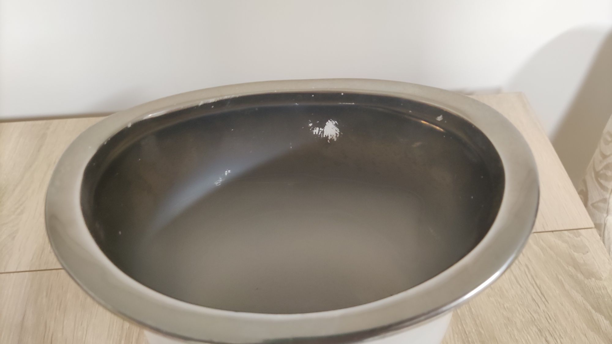 Ceramiczne jabłko i duży wazon