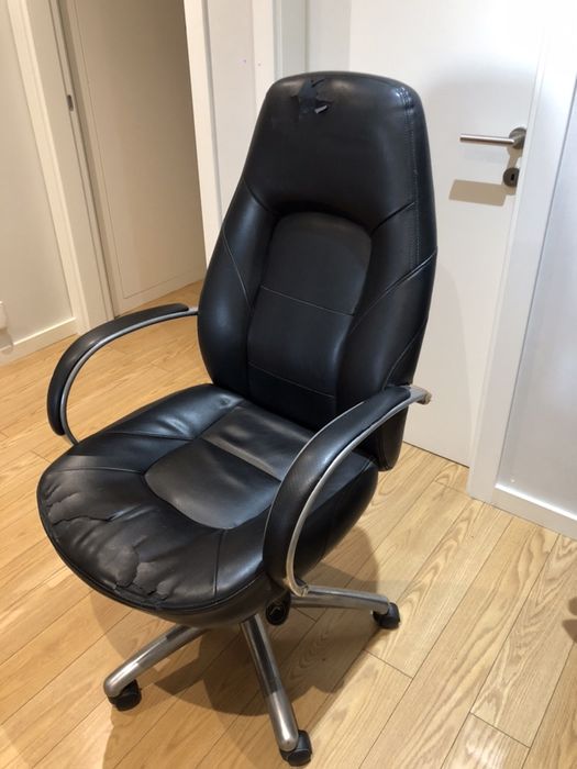 Cadeirão de escritório com rodas e regulações ergonómicas