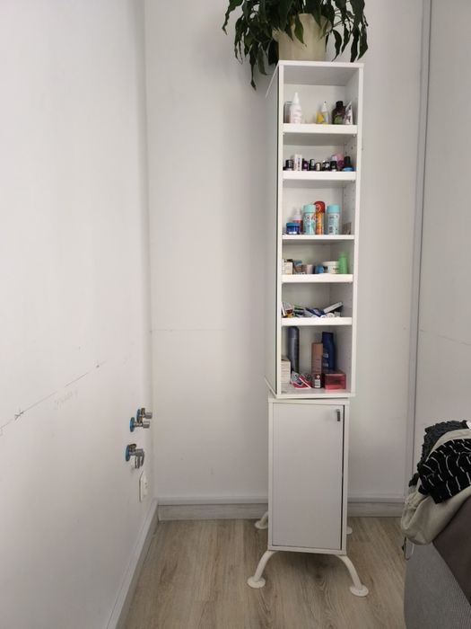 Piękna,funkcjonalna ikeowska szafka obrotowa z lustrem .