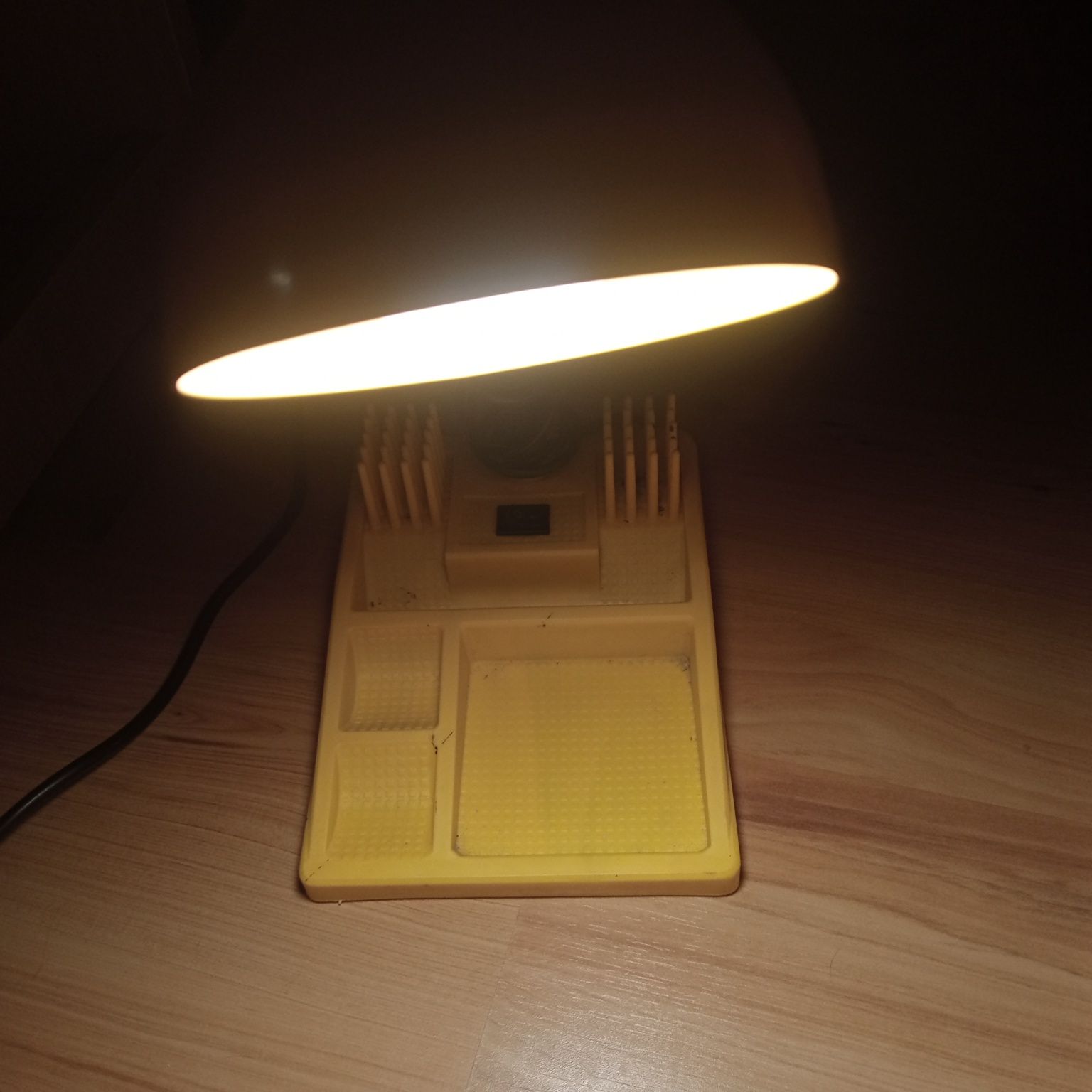 Żółta lampka z PRL, stojąca, na biurko