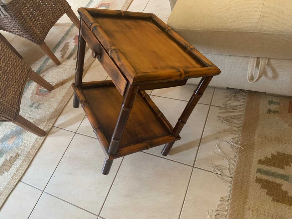 Mesa de apoio com gaveta