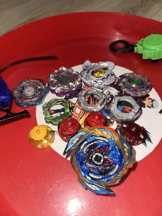 Бейблейды оригинал Hasbro/Takara с ареной и запускалками