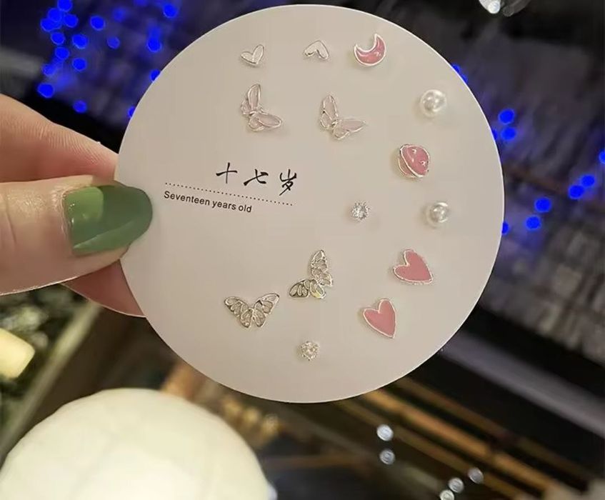 Продам набір сережок гвоздиків