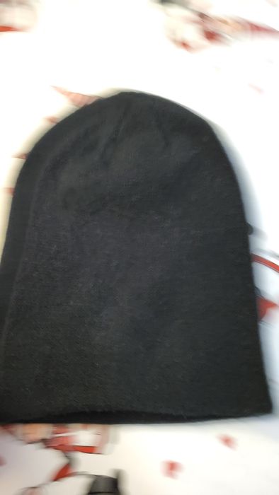 dwa czarne kapelusze po 10 zł każdy.