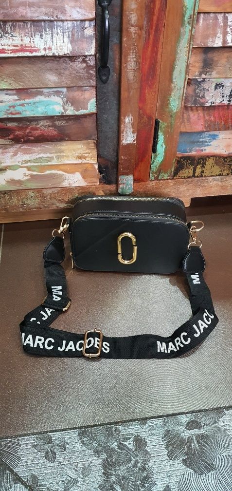 Marc Jacobs czarna torebka listonoszka kuferek szeroki pasek