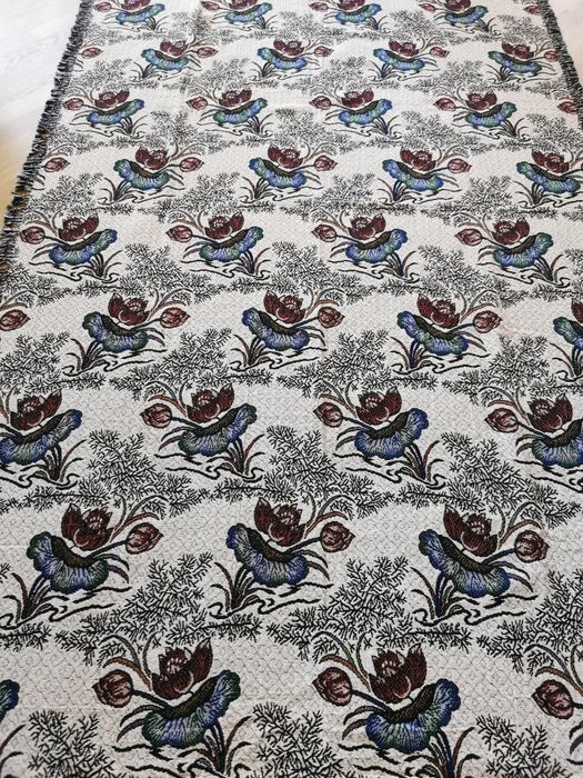 Elegancki obrus / narzuta z Wietnamu – orientalny kwiatowy wzór