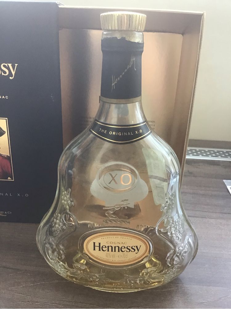 Бутылка с коробкой Hennessy X.O