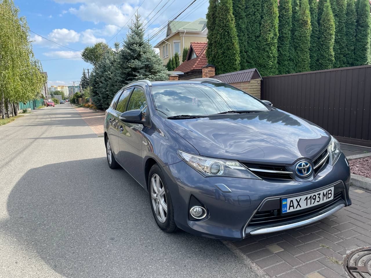 Продам Toyota Auris hybrid universal 2014