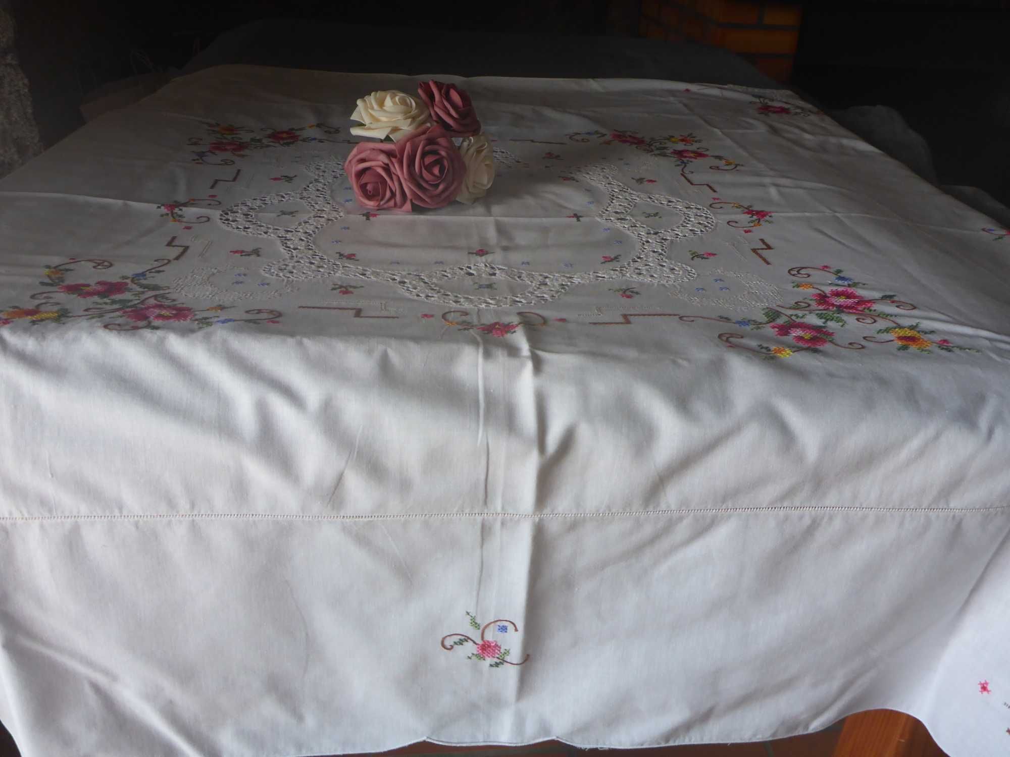 Toalha de linho abundantemente bordada a ponto cruz e renda 125x125cm