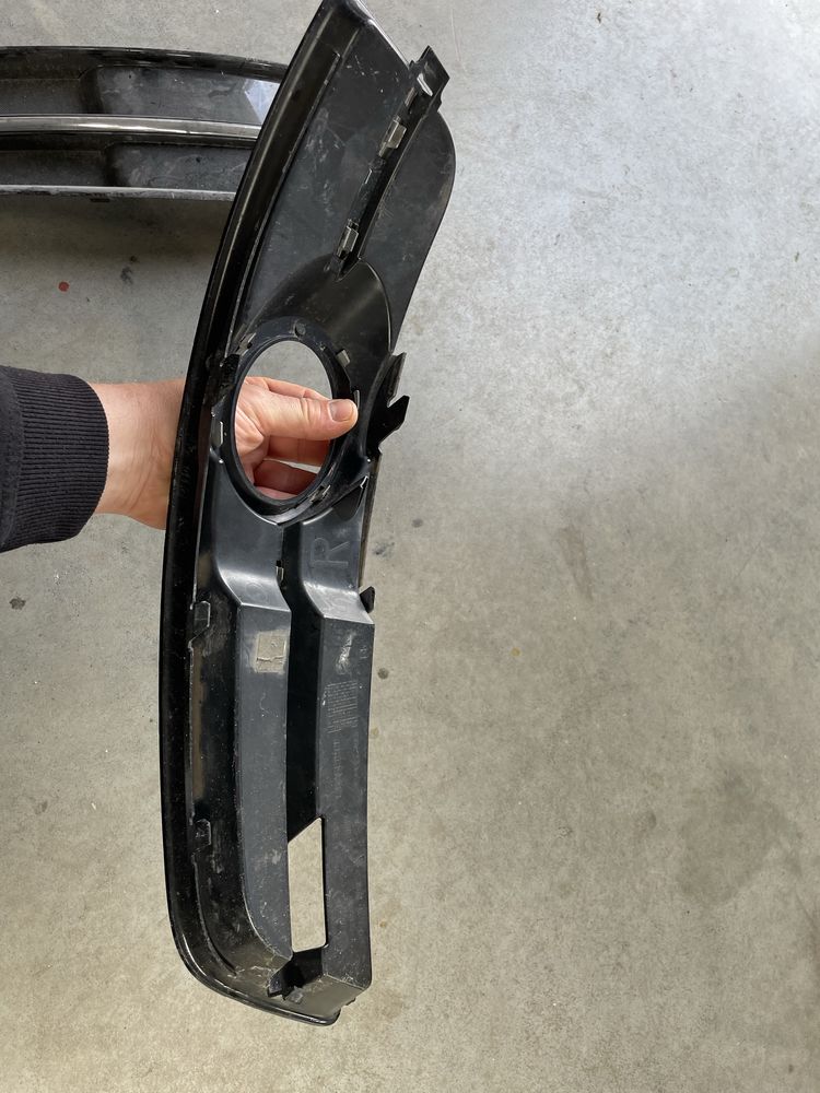 Prawa kratka zderzaka audi a3 8P lifr w bardzo dobrym stanie .