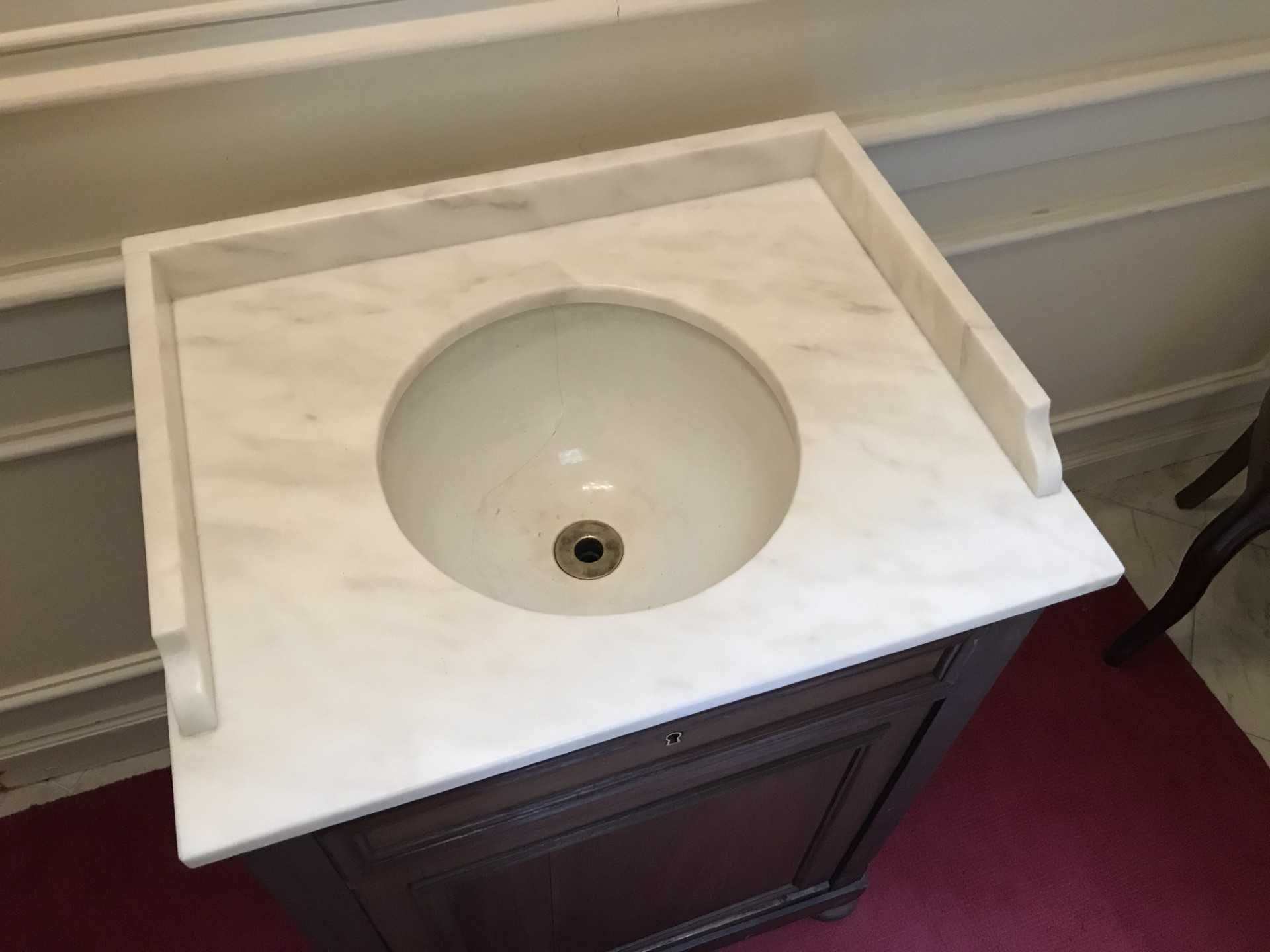 Lavatório de quarto antigo