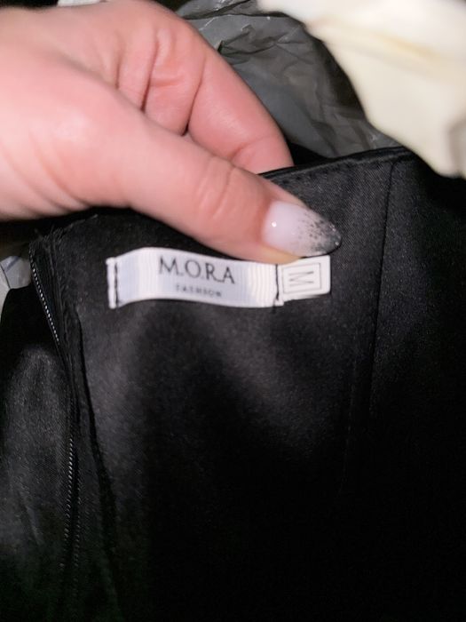 Чорна сукня вечірня корсетна атласна міді з рукавом