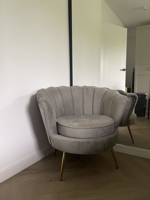 Szary fotel welurowy muszla Homla Westig