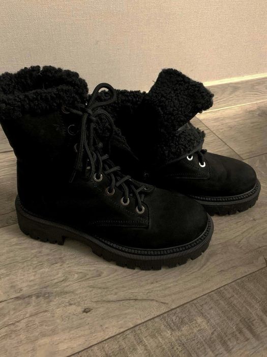 Продам жіночу зимову куртку, угги та ботинки