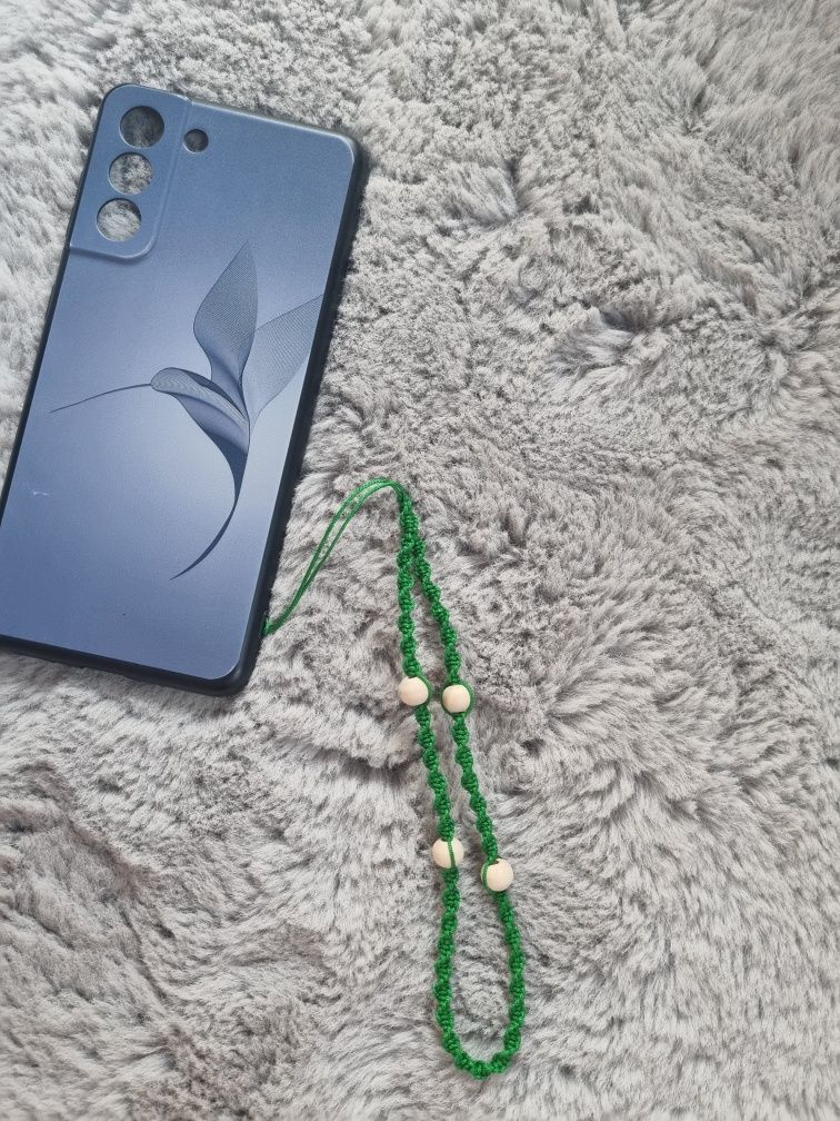 Brelok do telefonu / etui – zielony ze sznurka z drewnianymi koralikam