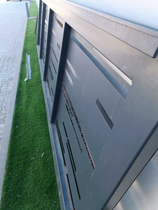 Portão metálico moderno com porta