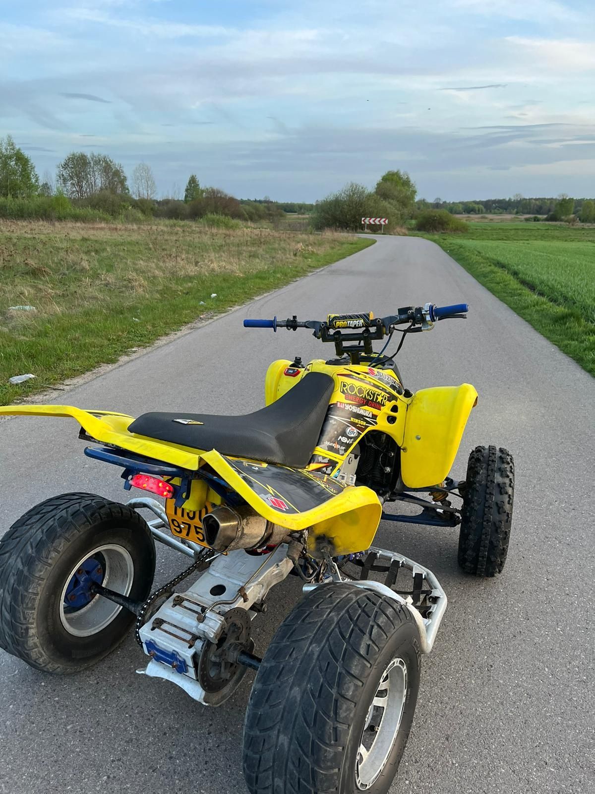 Suzuki Ltz 400 z kaskiem