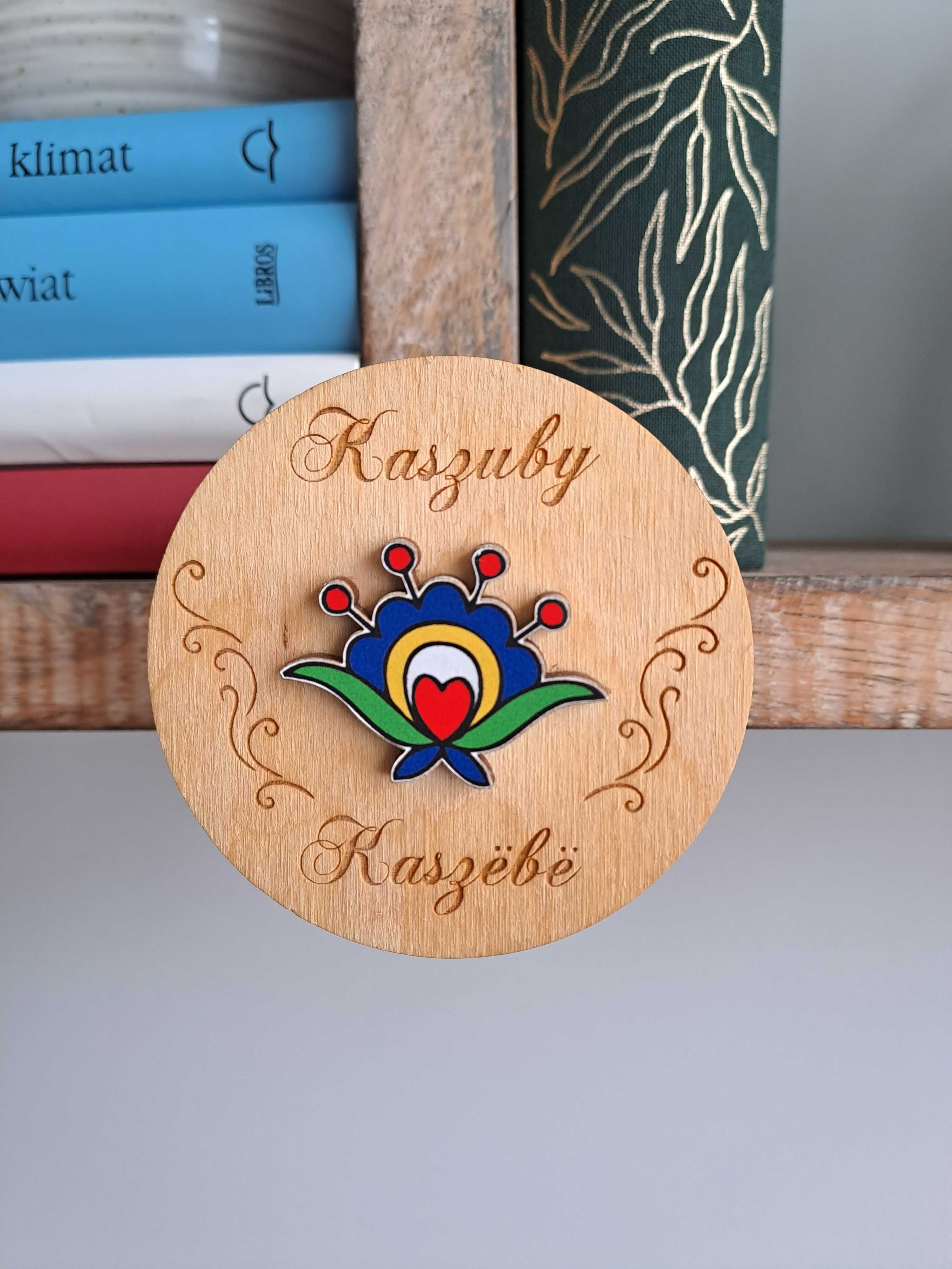 Porcelanowy regionalny kubek baryłka Ptaszek Kaszubski w tulipanch