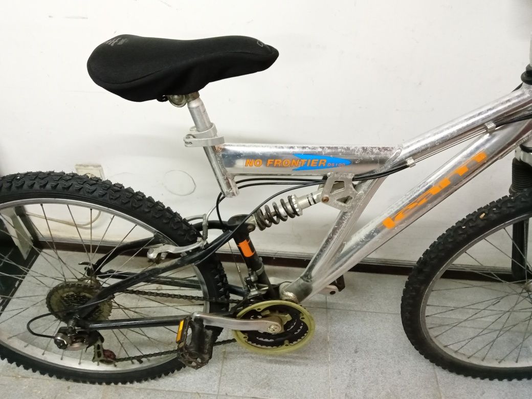 Bicicleta Roda 26 / Quadro em Alumínio / Suspensão, etc.