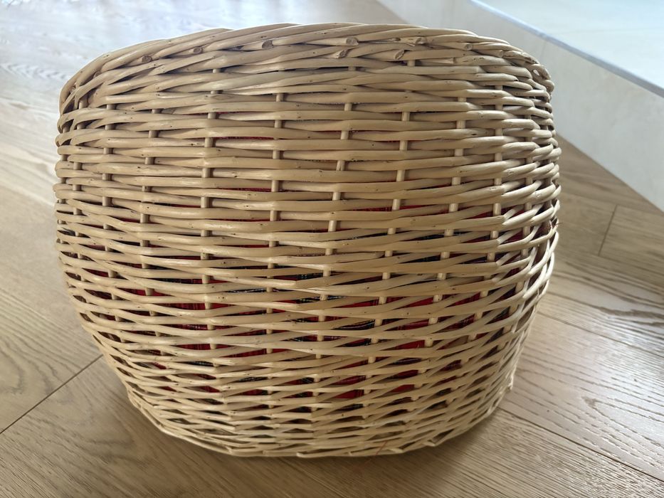 Sprzdam wiklinowy koszyk z miekka poduszeczka jak na zdjeciu