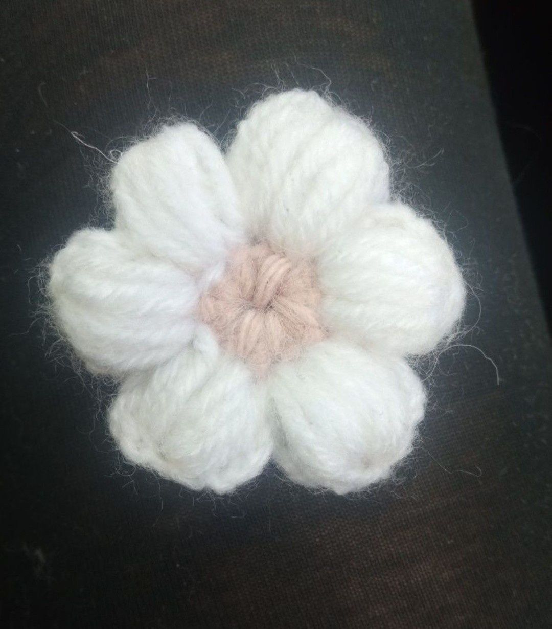 Kwiatki handmade na sweterek