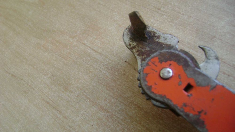 Starocie z PRL - Stare narzędzia = Otwieracz do konserw kolekcjonerski