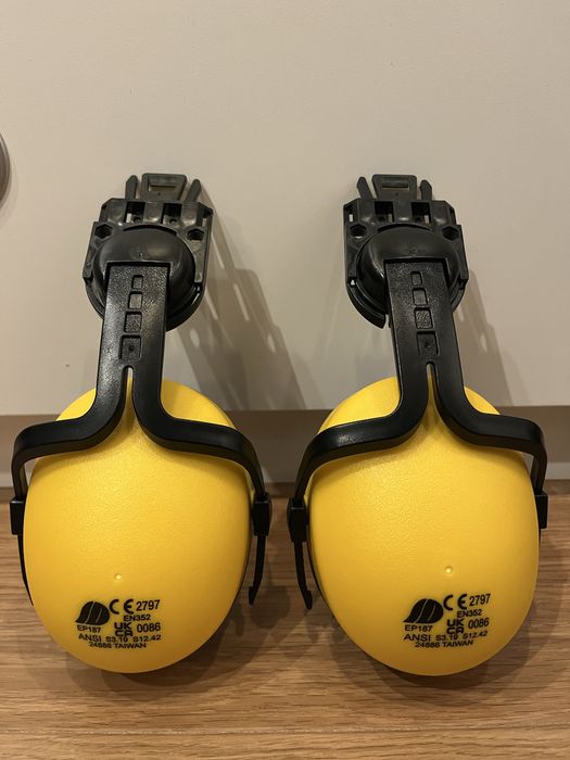 Nauszniki dźwiękoszczelne do kasku