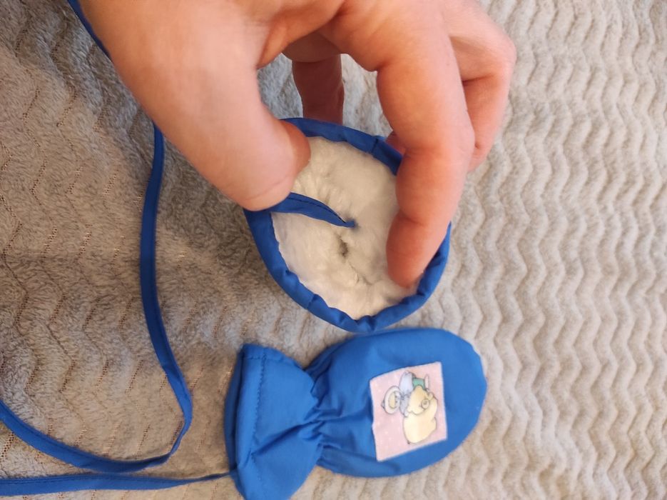 Rękawice niemowlęce ze sznureczkiem 0-3 M