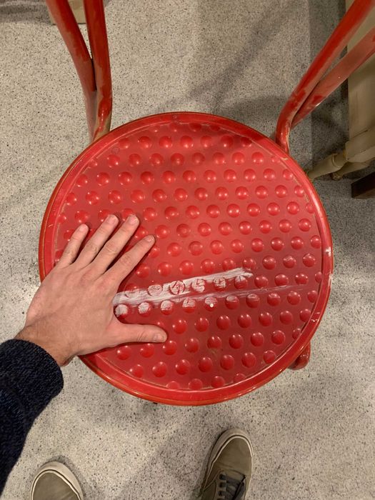 Cadeira de plástico vermelha antiga vintage