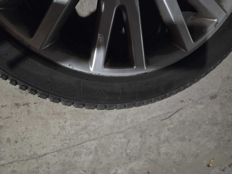 Alufelgi aluminiowe 4szt. z oponą zimową R17 AUDI