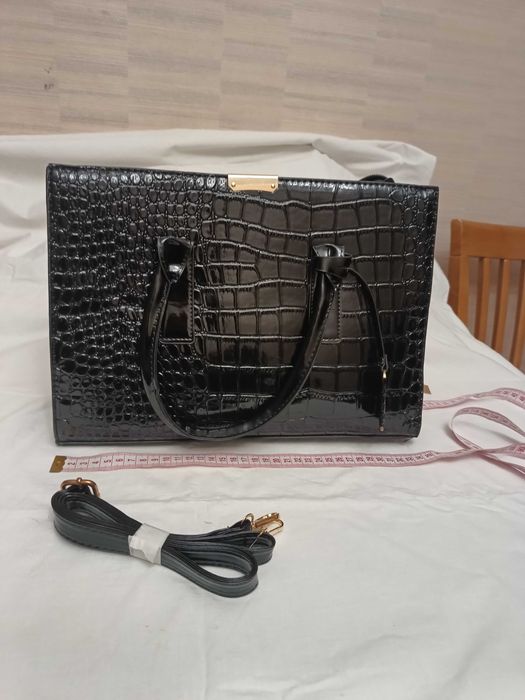 СУМКА дамская, новая, черная, под крокодиловую кожу, эффект лака