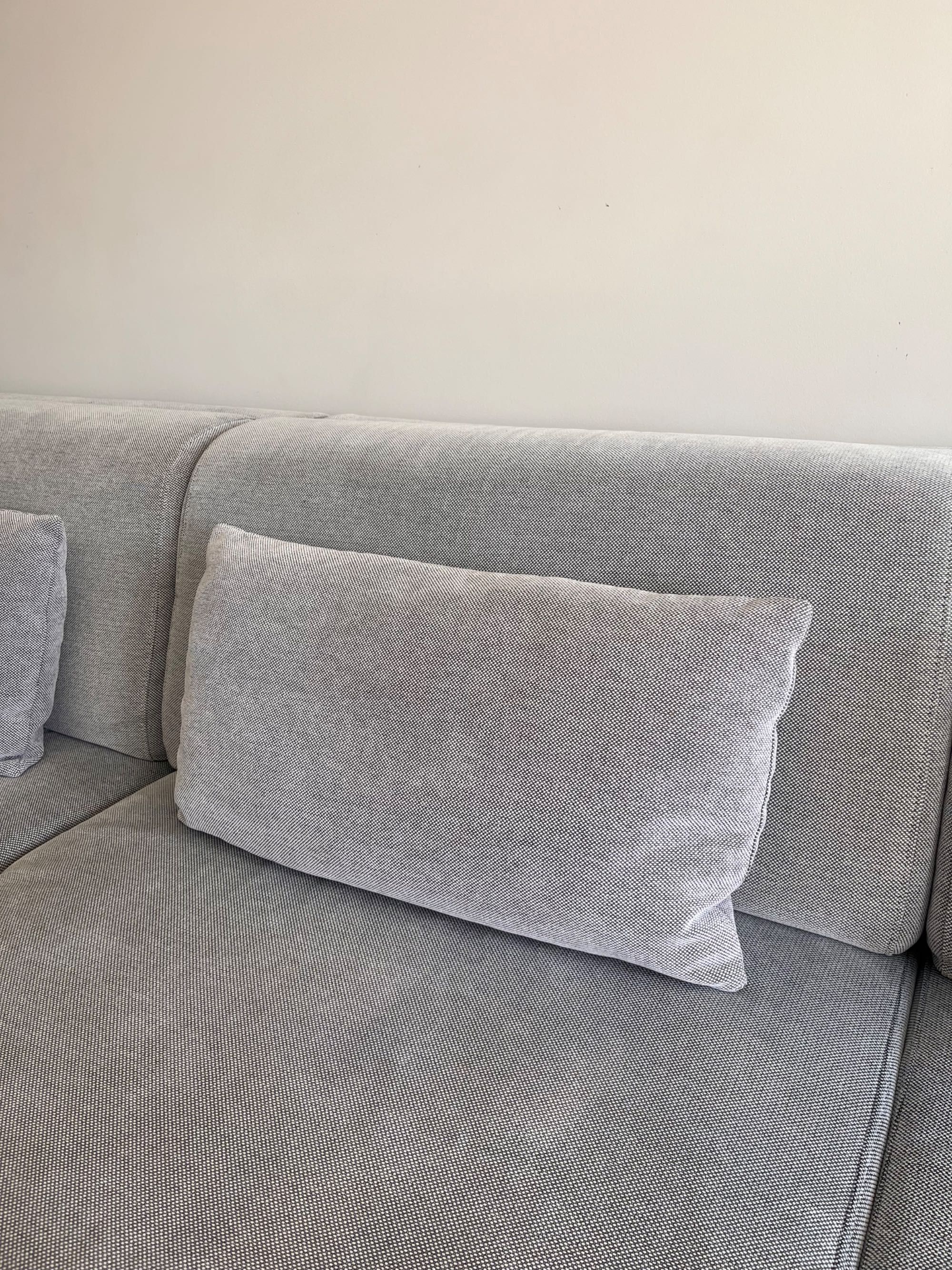 Sofá cinzento com chaise longue