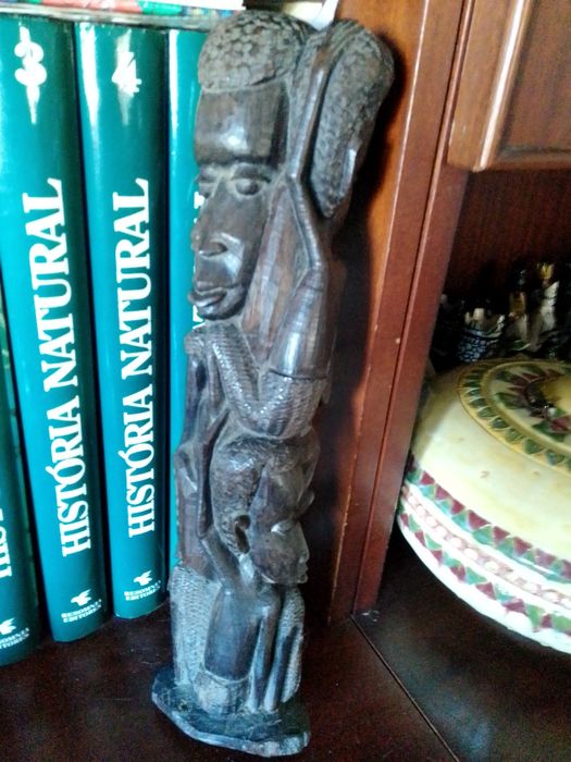 Mesa , arca em madeira "a sério", candeeiro, bengala, cinzeiro, castiç