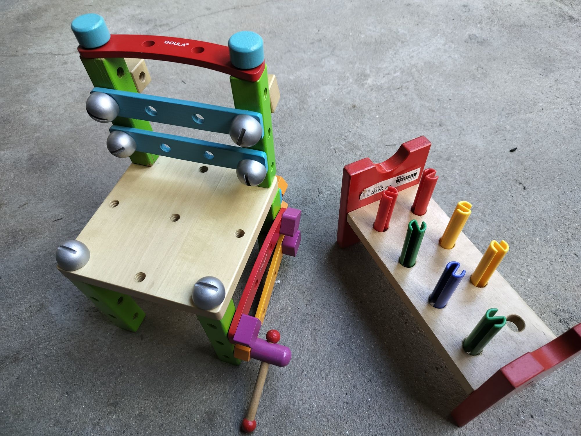 Brinquedos variados: bowling, caneleiras, túnel, raquetes e colete