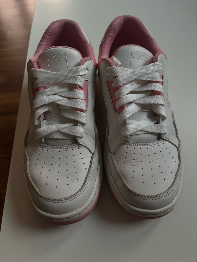 Białe damskie sneakersy Tommy Jeans