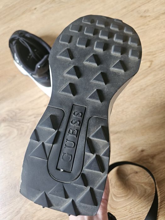 Damskie sneakersy czarne Guess rozm 37