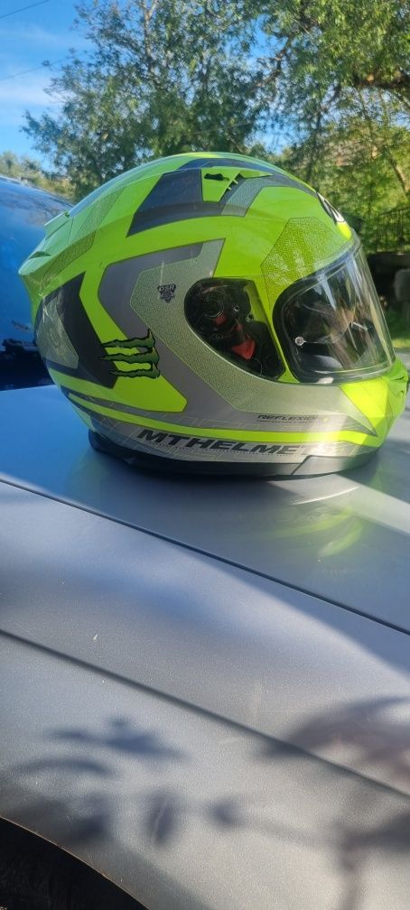 Шлем MT helmets  с гарнитурой.