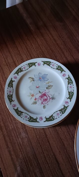 Prato bolo com pratos de sobremesa