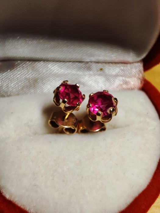 Złote kolczyki z rubinami