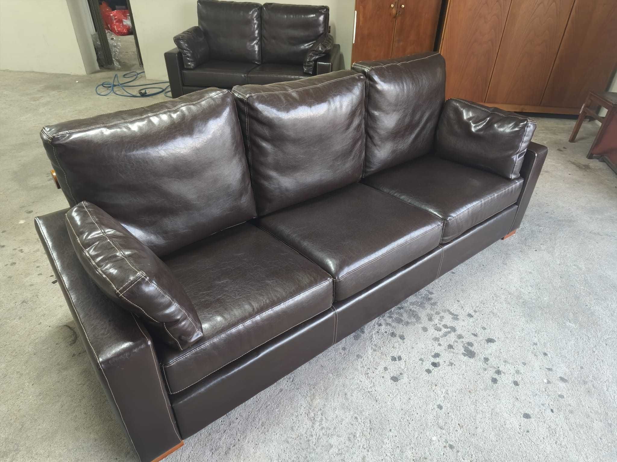 conjunto sofás pele castanho